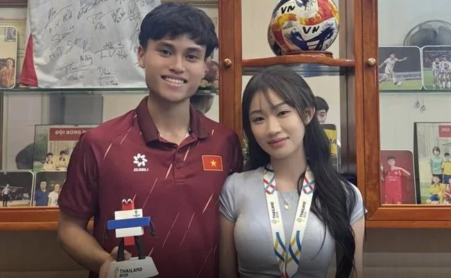Vận động viên tennis đang thực hiện cú giao bóng, thể hiện thị trường cá cược tennis đa dạng tại 18win
